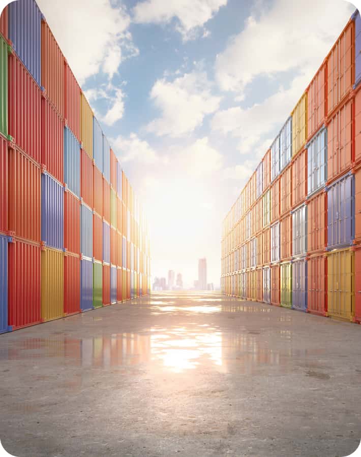 たくさんのコンテナと街の写真